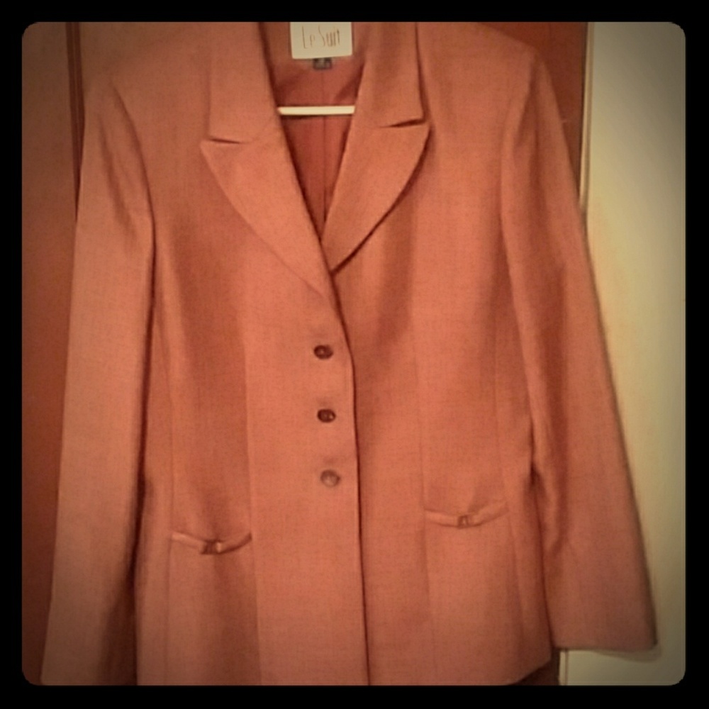Skirt suit